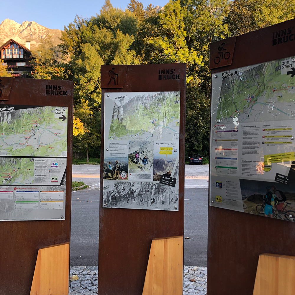 04_CI im Raum u Stelen_Plani-3